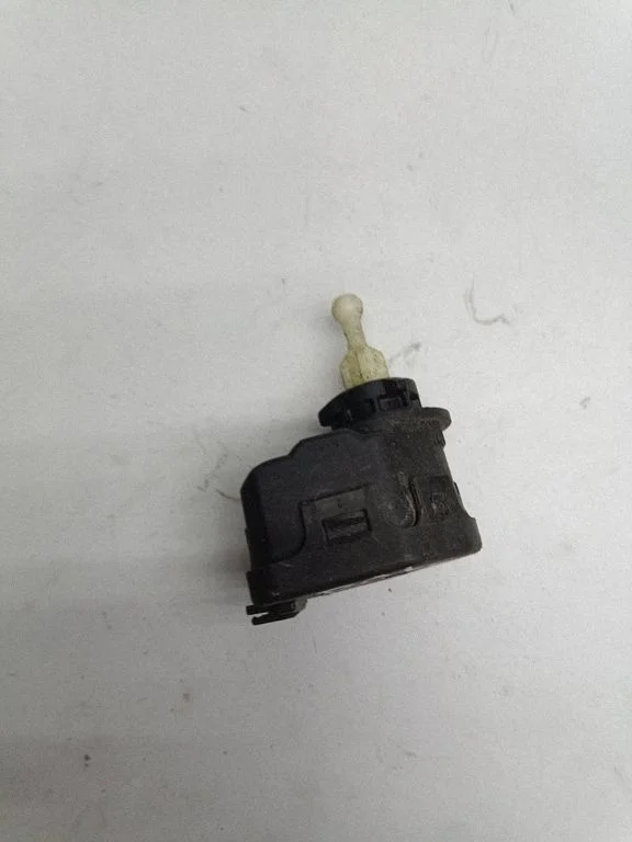 Esitulede kõrguse reguleerimise mootor 1J0941295C – Volkswagen Polo III 6N 6N2 6NF (1995-2001)