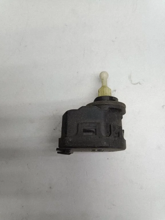 Headlight level adjustment motor – Volkswagen Passat B5 (1997-2000)