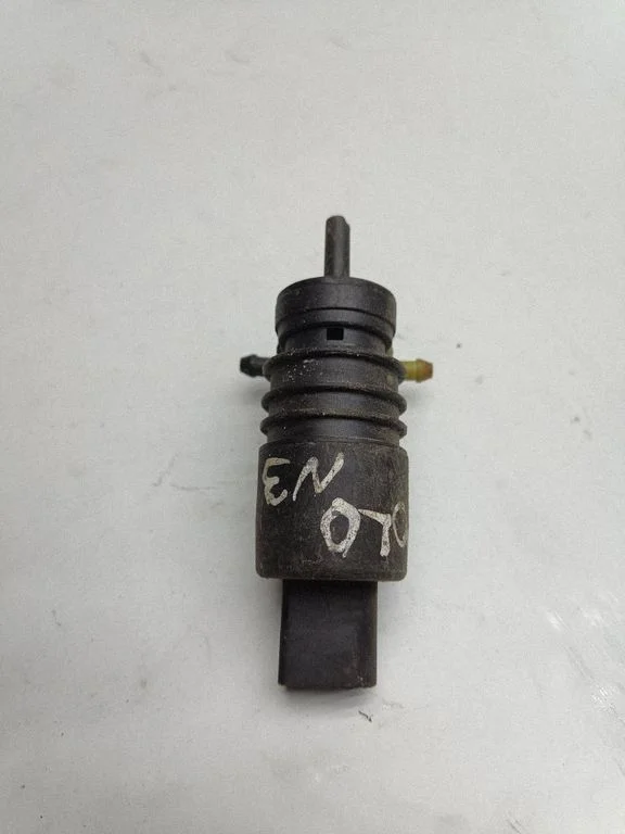 Windscreen/windshield washer pump – Volkswagen Polo IV 9N3 (2005-2009)
