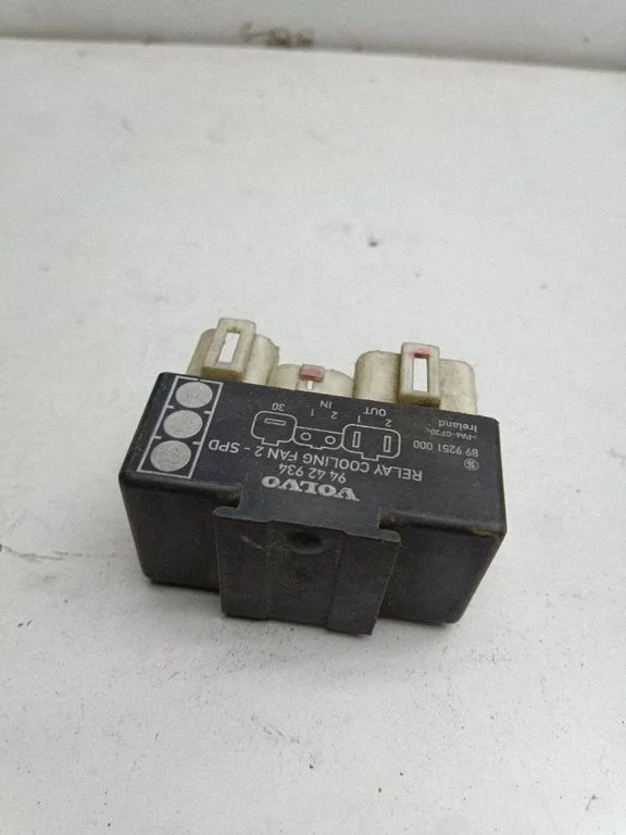 Coolant fan relay – Volvo S70  V70  V70 XC (1997-2000)