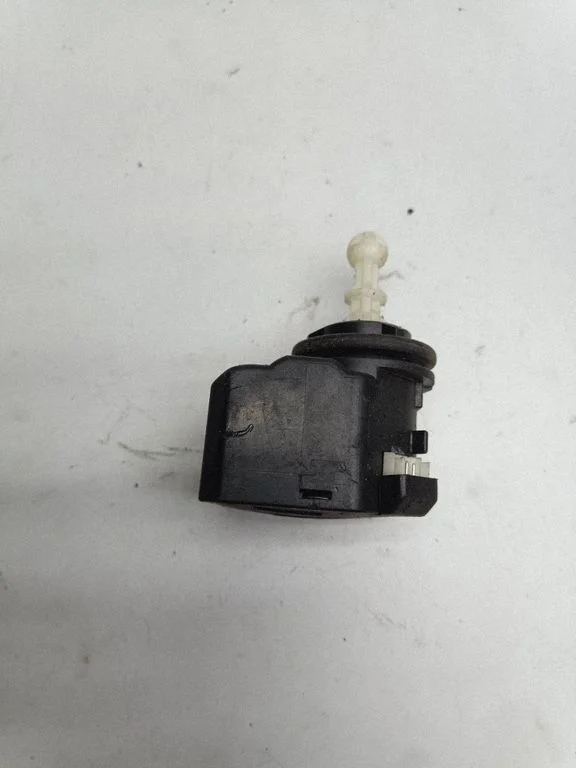 Headlight level adjustment motor – Volkswagen Passat B6 (2005-2010)