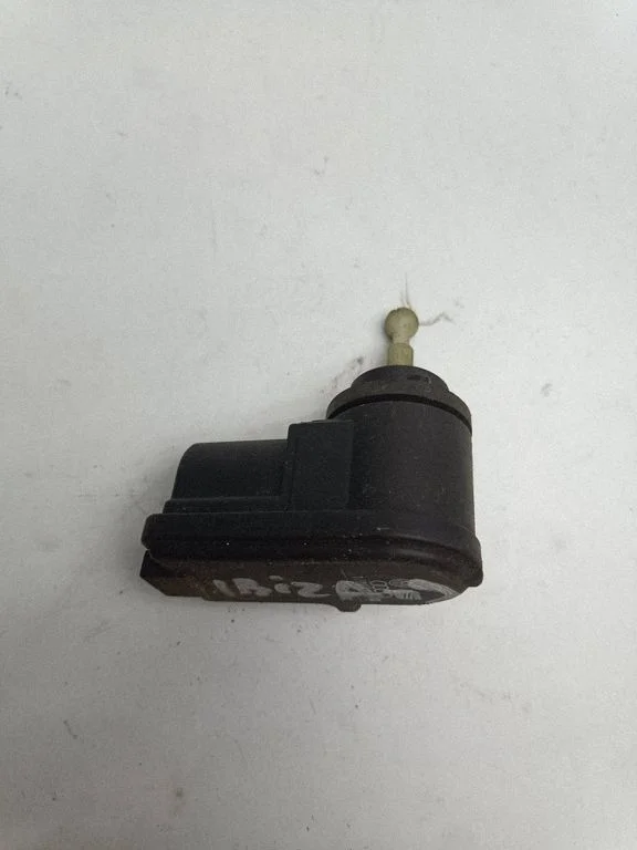 Headlight level adjustment motor