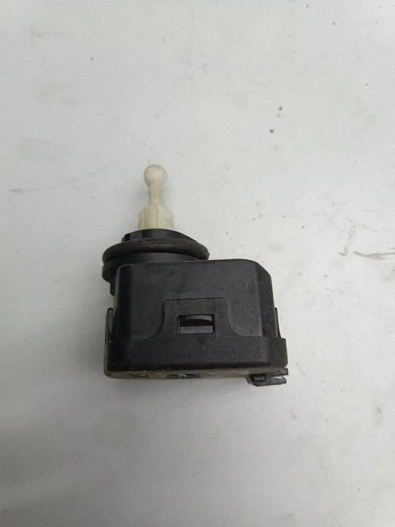 Headlight level adjustment motor – Volkswagen Passat B5 (1997-2000)