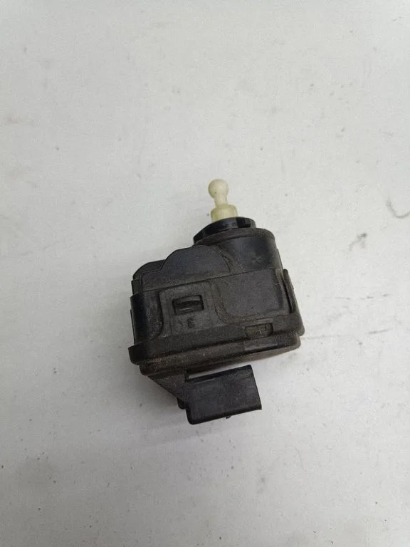 Headlight level adjustment motor – Audi A4 S4 B5 8D (1999-2000)