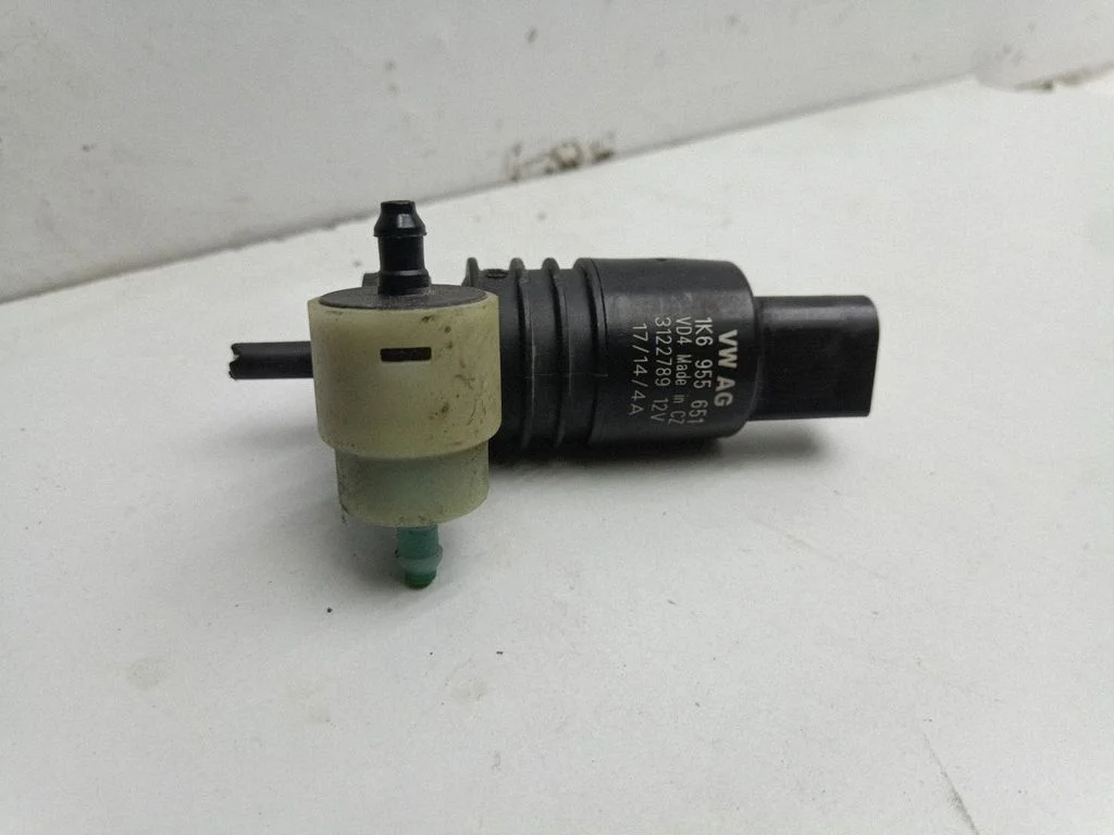 Windscreen/windshield washer pump – Porsche Cayenne (92A) (2010-2017)
