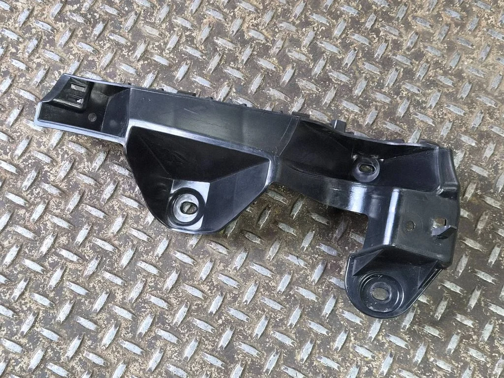 Rear bumper mounting bracket 68226563AA