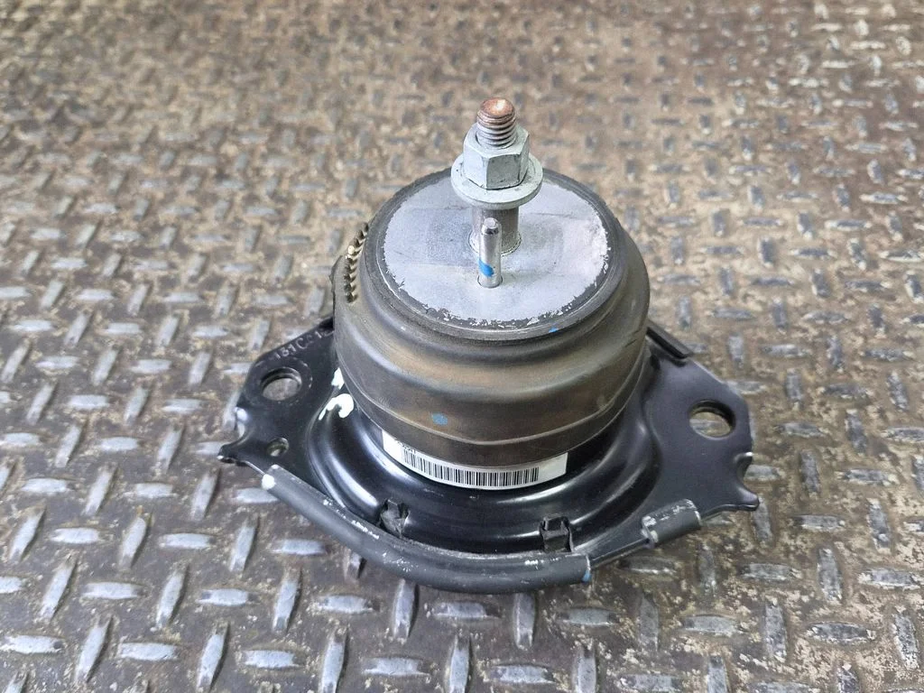 Engine mount bracket 68277081AA