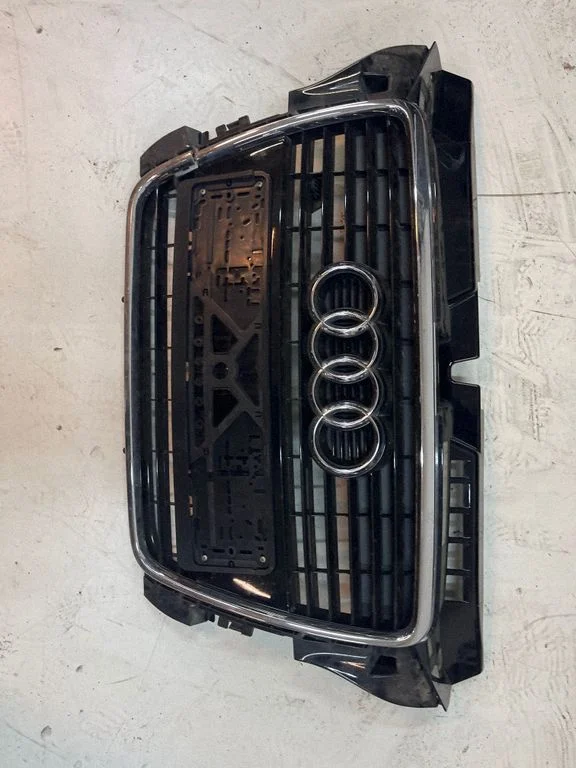 Front bumper upper radiator grill 8P0853037