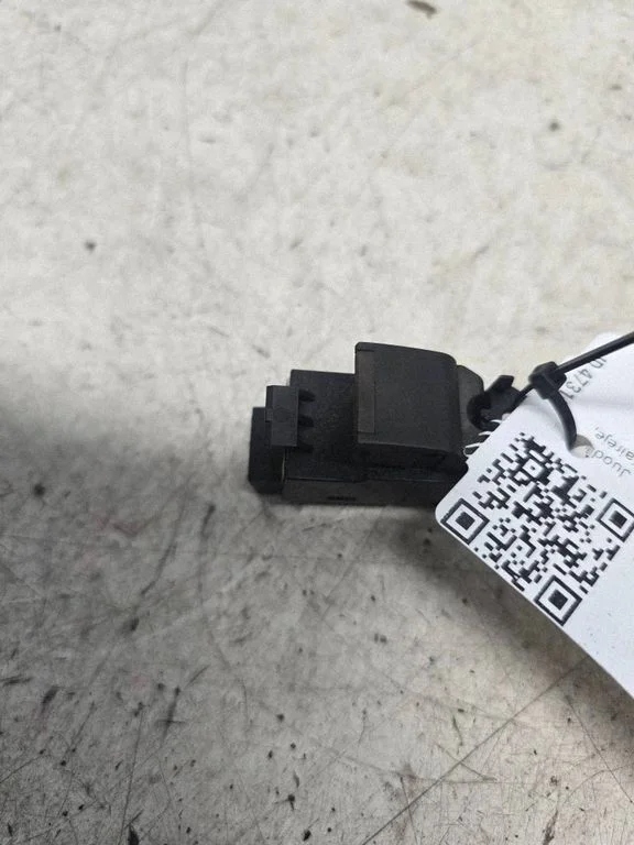 Elektrisko logu slēdzis GJ3214717AA