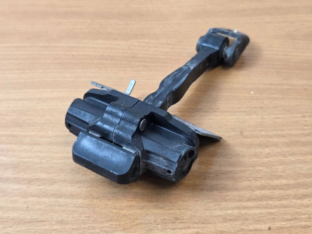 Rear door check strap stopper – Citroen C4 II Picasso (2013-2018)
