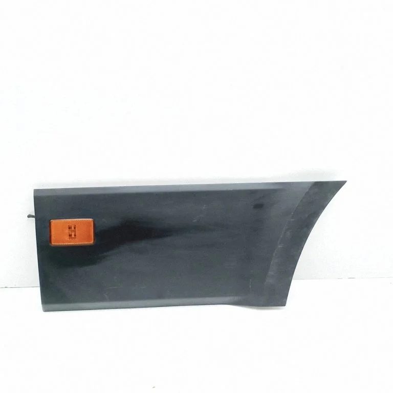 Moldings uz aizmugurējā spārna 7C3945061B