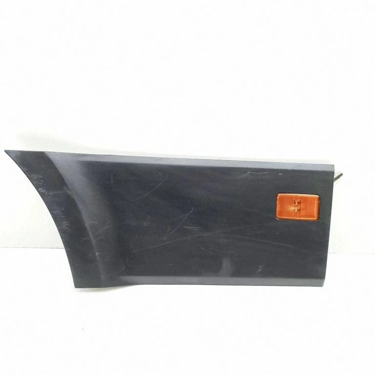 Moldings uz aizmugurējā spārna 7C3945061B