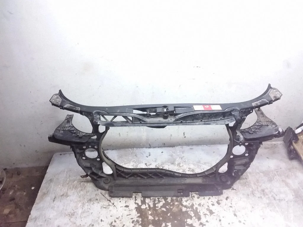 Radiaatori tugipaneel – Audi A4 S4 B6 8E 8H (2001-2005)
