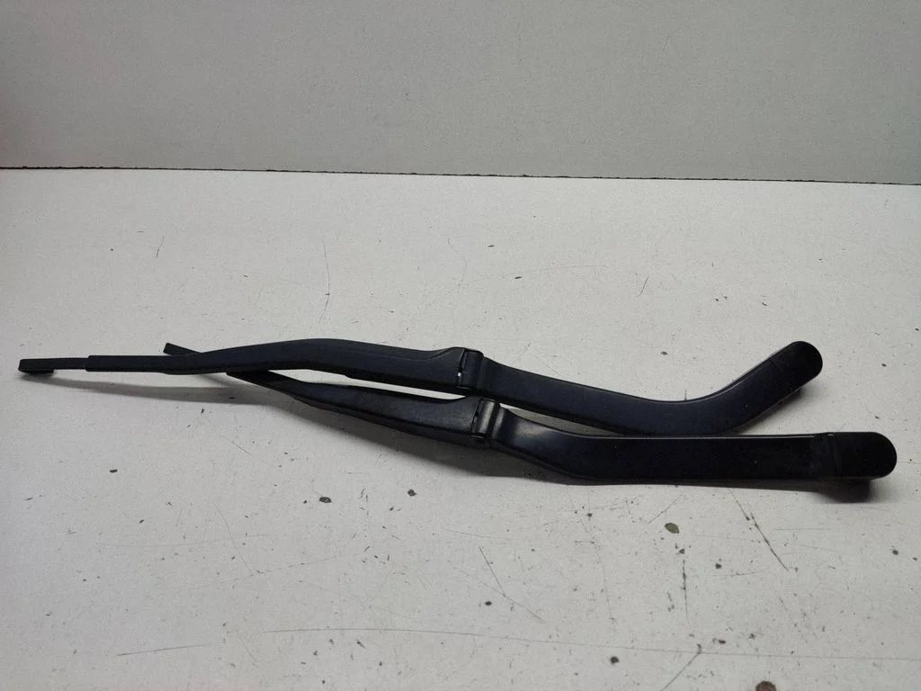 Front wiper blade arm