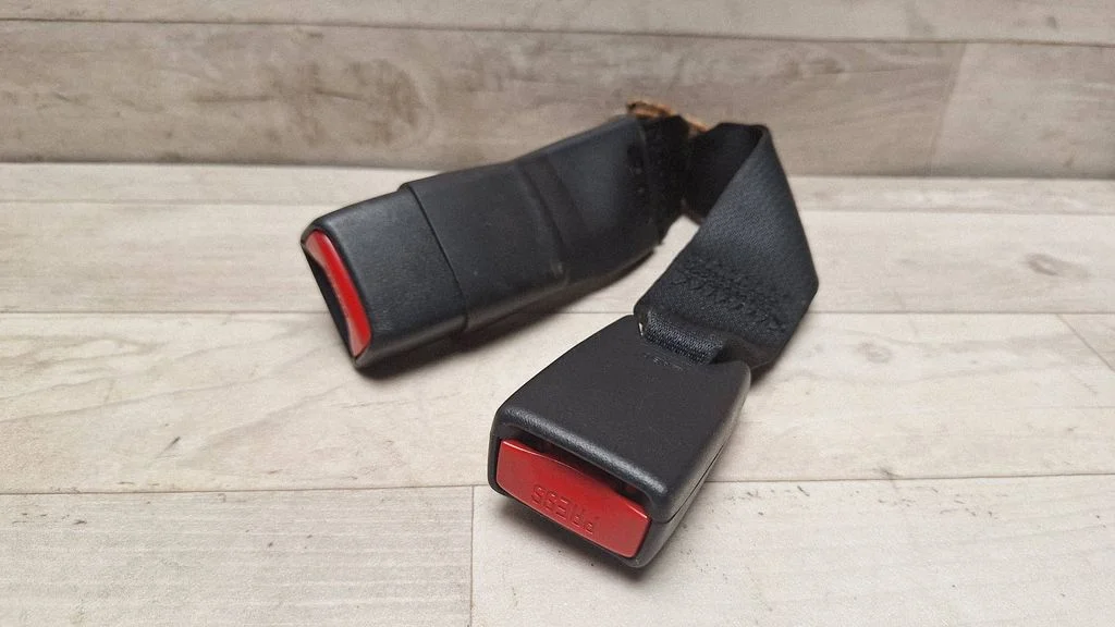 Rear seatbelt buckle