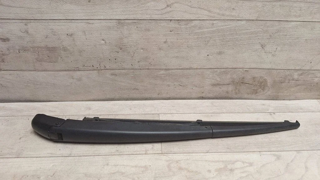 Rear wiper blade arm