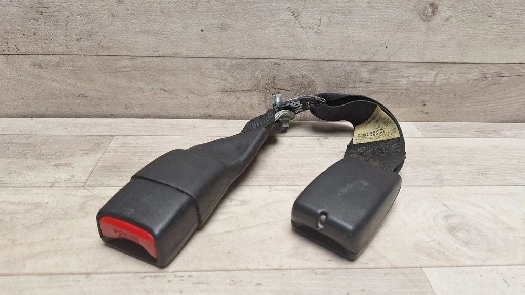 Rear seatbelt buckle