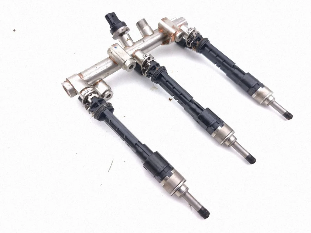 Fuel injectors set 166005550R
