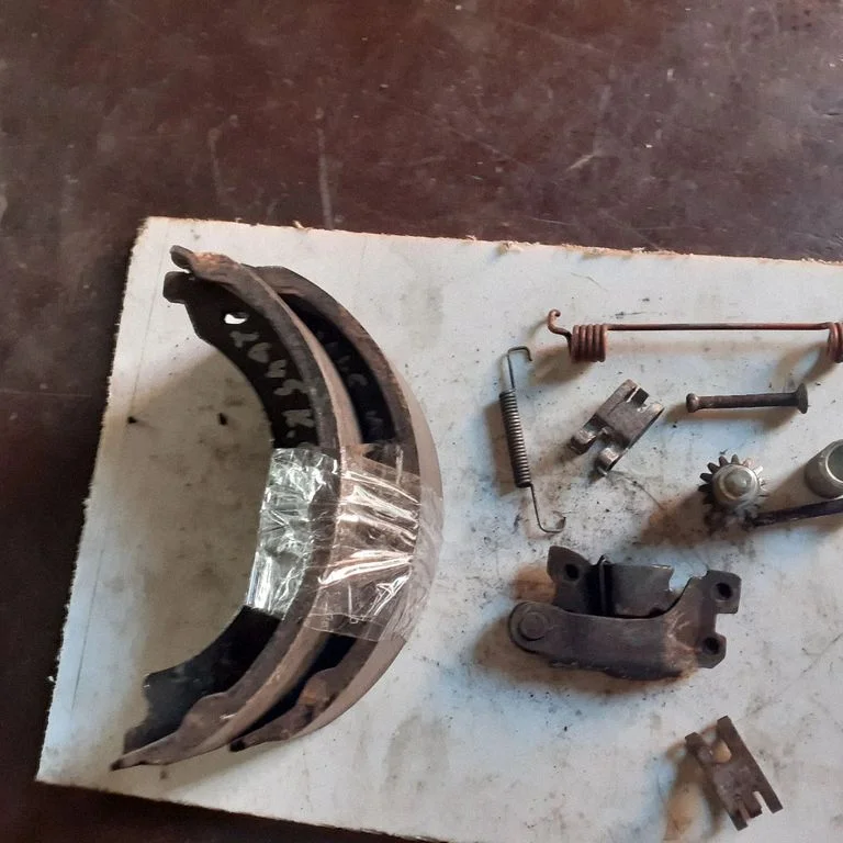 Handbrake/parking brake lever assembly