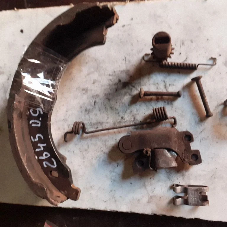 Handbrake/parking brake lever assembly