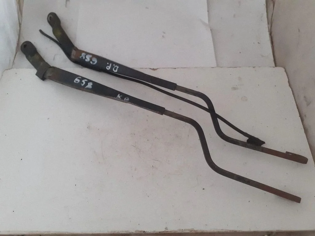 Windshield/front glass wiper blade