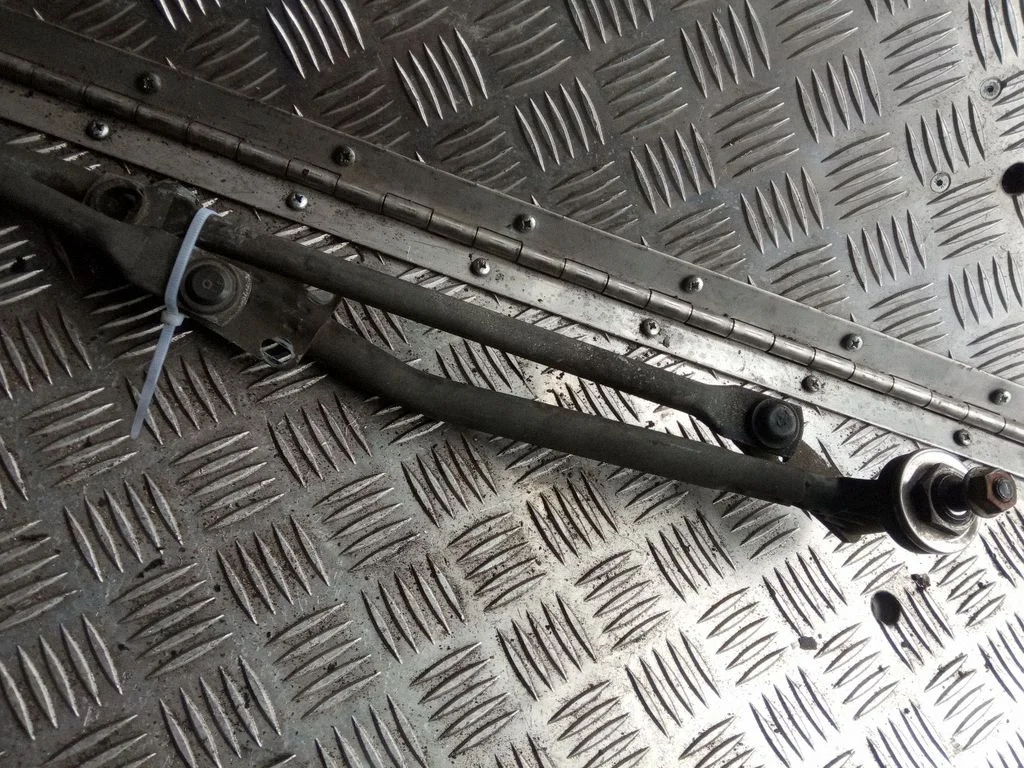 Front wiper linkage and motor A9068200040