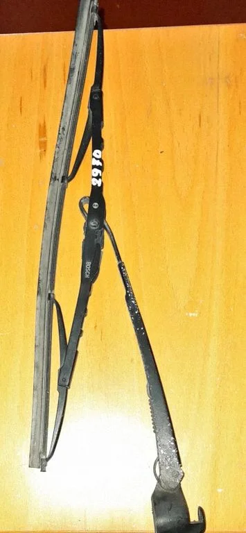 Aizmugurējā stikla tīrītājs