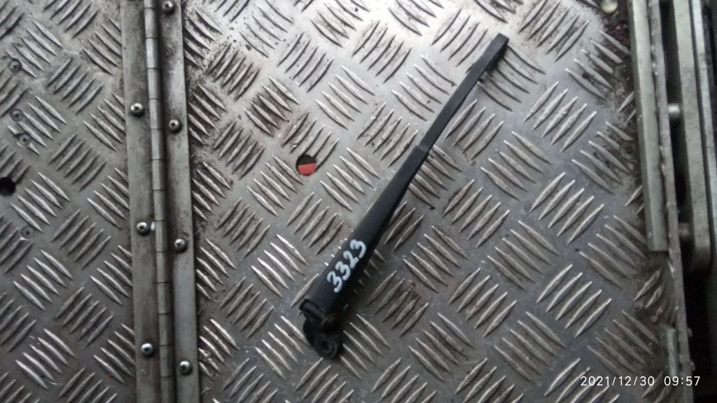 Rear wiper blade arm – Volvo S70  V70  V70 XC (1997-2000)