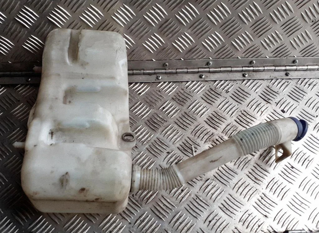 Windshield washer fluid reservoir/tank