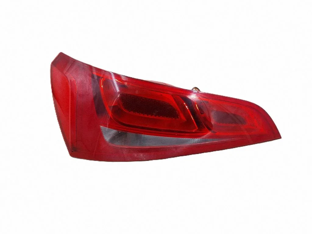 Aizmugurējais lukturis bagāžnieka vākā 8R0945093