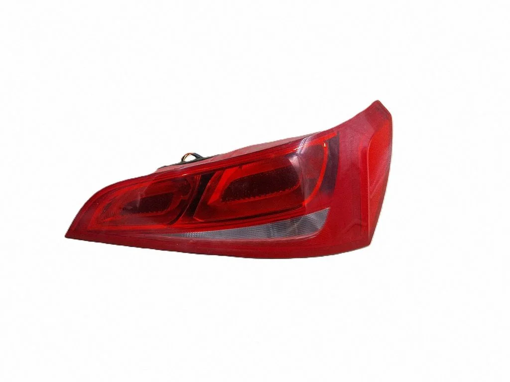 Aizmugurējais lukturis bagāžnieka vākā 8R0945094