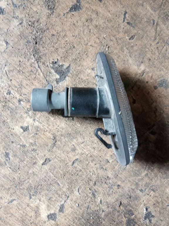 Front fender indicator light 09133062