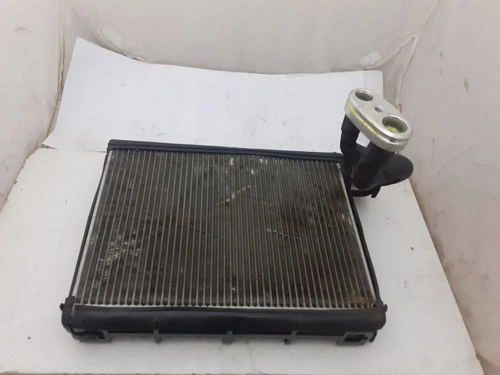Gaisa kondicioniera radiators (salonā)