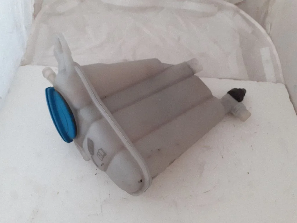 Coolant expansion tank/reservoir 8K0121405E