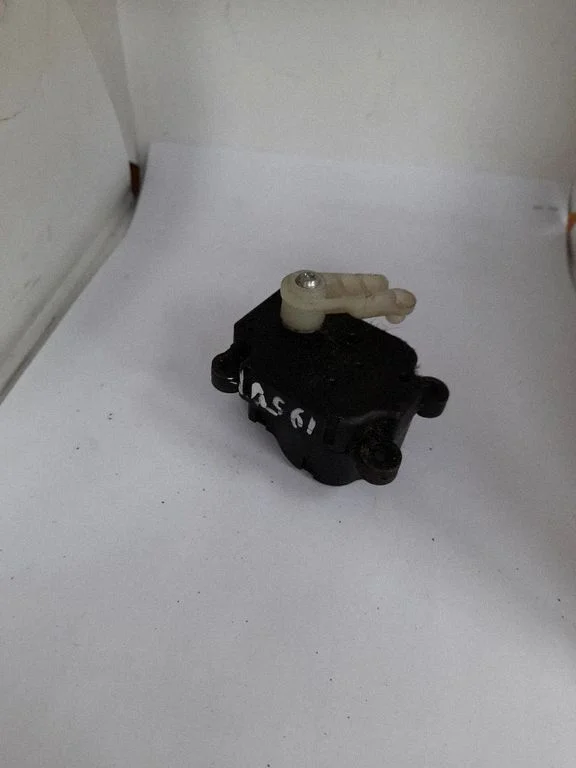 Ieplūdes kolektora vārsta motoriņš
