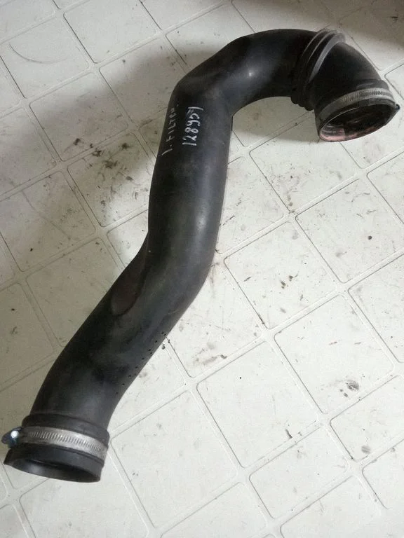 Air intake hose/pipe 1366275080