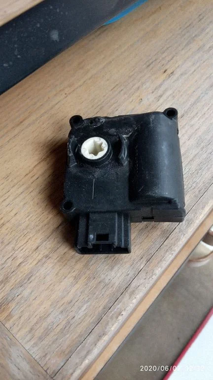 Intake manifold valve actuator/motor – Audi A6 Allroad C6 (2006-2011)