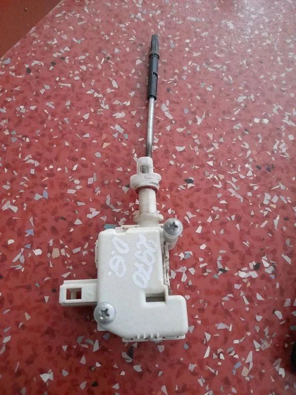 Degvielas tvertnes vāciņa slēdzene 380959782