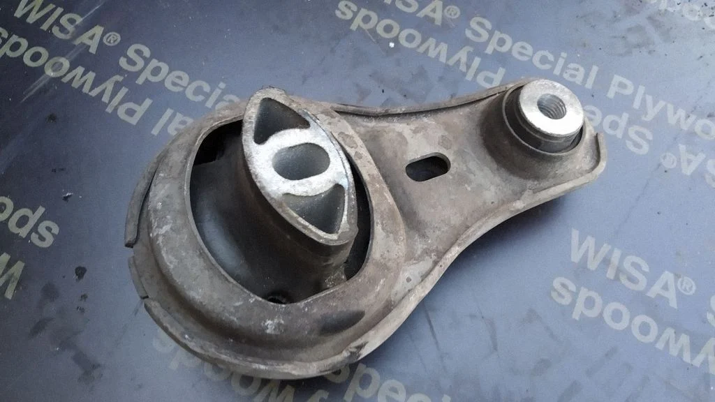 Engine mount bracket 8200675206