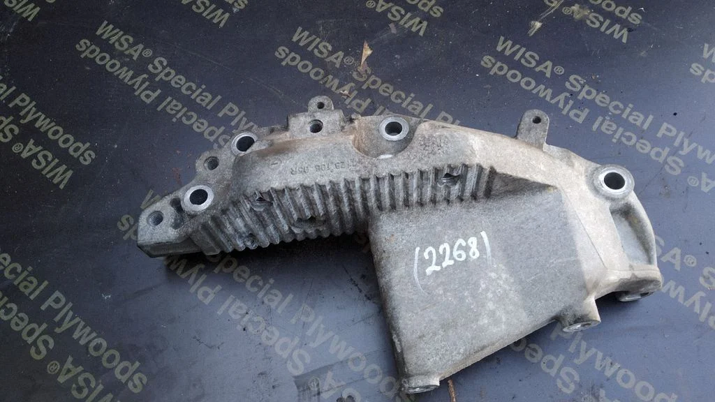 Engine mounting bracket 112310605R