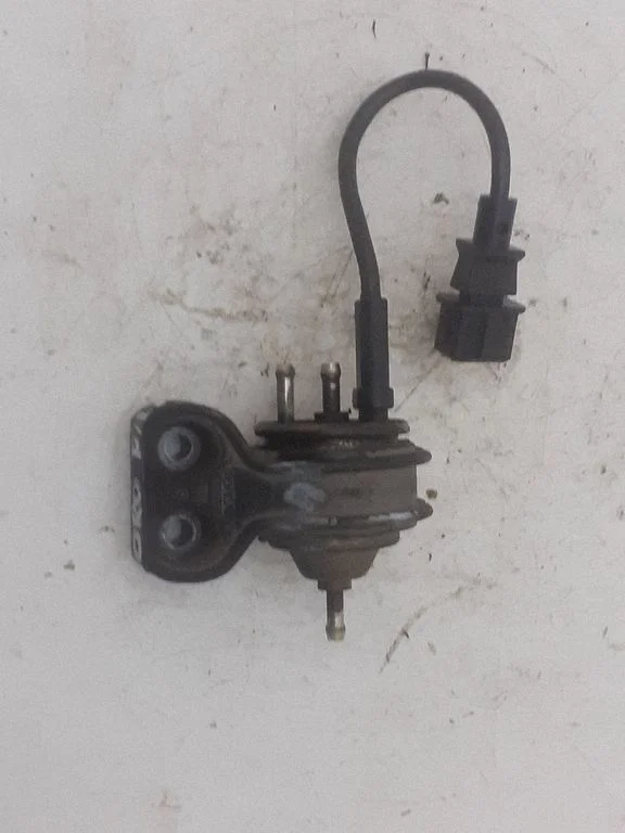 Engine mount vacuum valve – Volvo S70  V70  V70 XC (1997-2000)