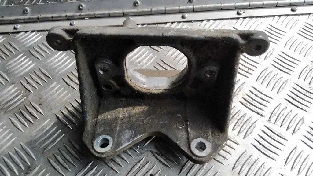 Engine mounting bracket 260358