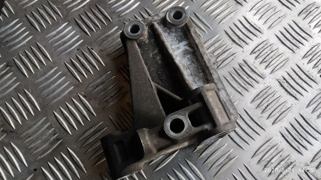 Engine mounting bracket 504141841
