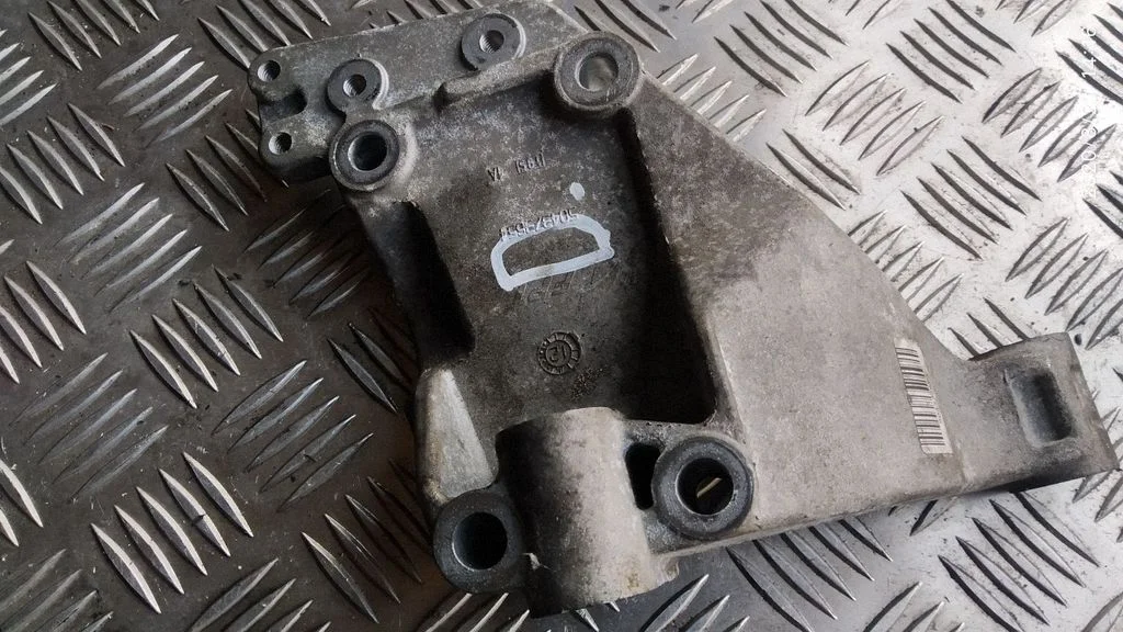 Engine mounting bracket 504373654