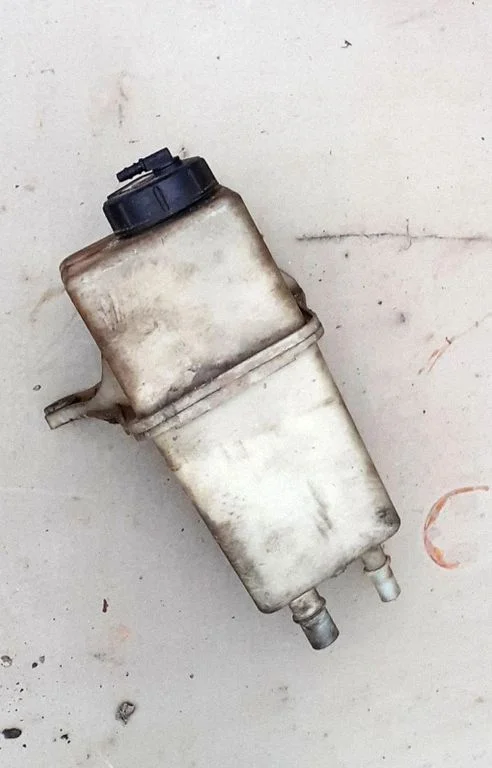 Power steering fluid tank/reservoir