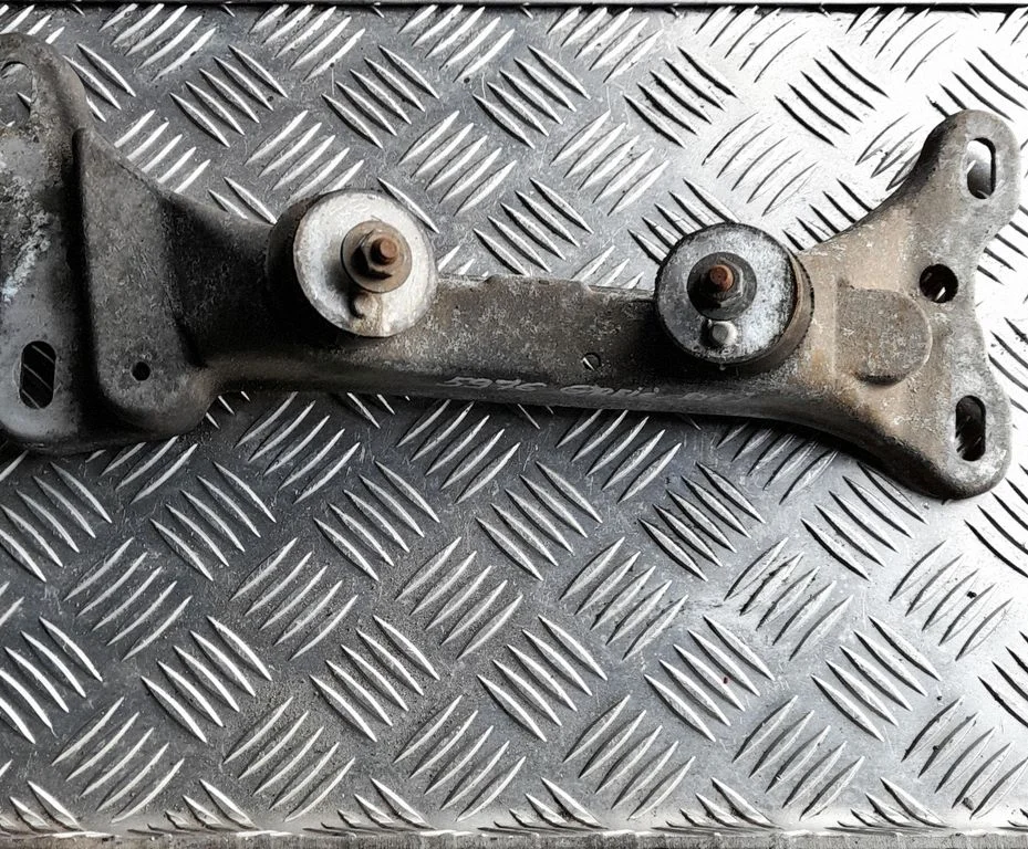 Gearbox mounting bracket 6757102