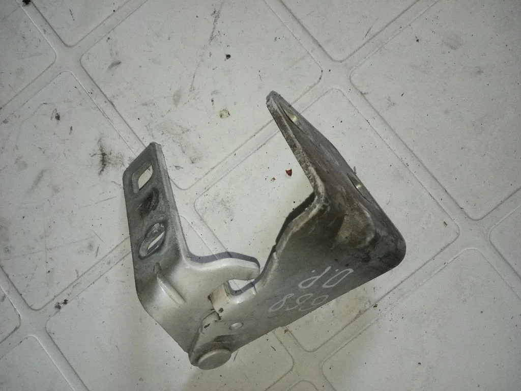 Motora pārsega eņģe (-es)
