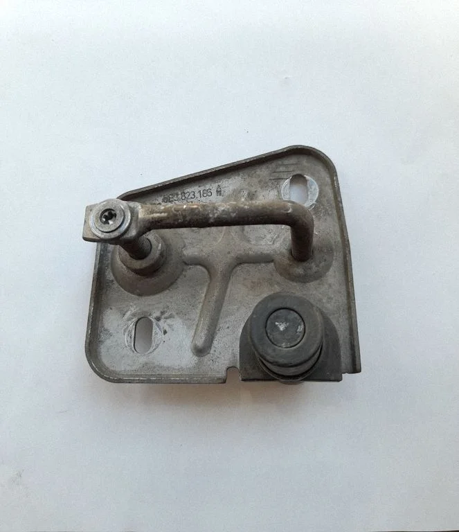 Engine bonnet/hood lock/latch loop/hook 5E3823186A