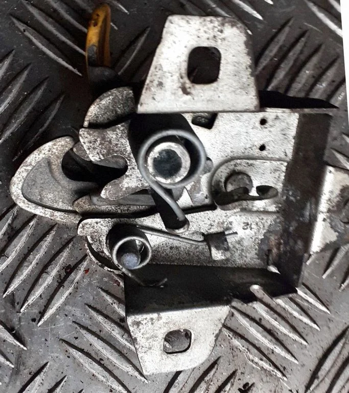 Engine bonnet/hood lock/catch