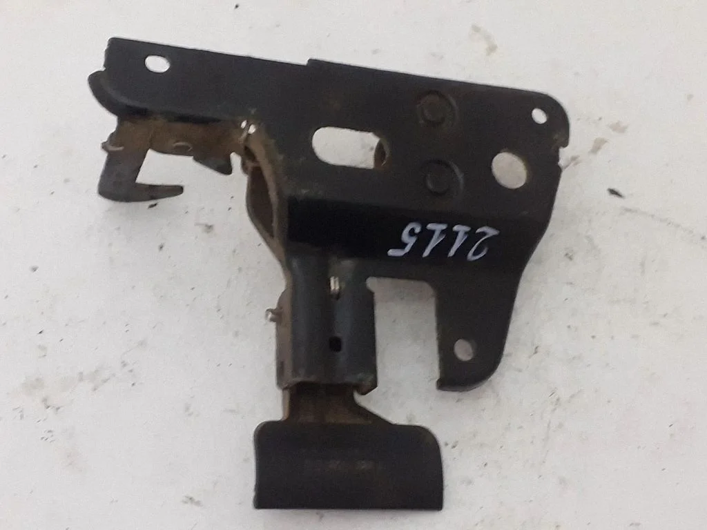 Motora pārsega slēdzene 4F0823480B